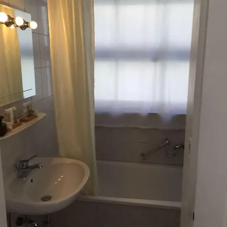 Strandcafe Dischinger 酒店 2*